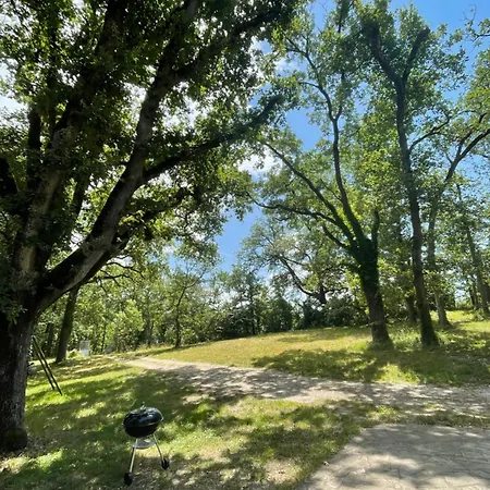 Au Calme Dans Un Bois De Chene Сasa de vacaciones *